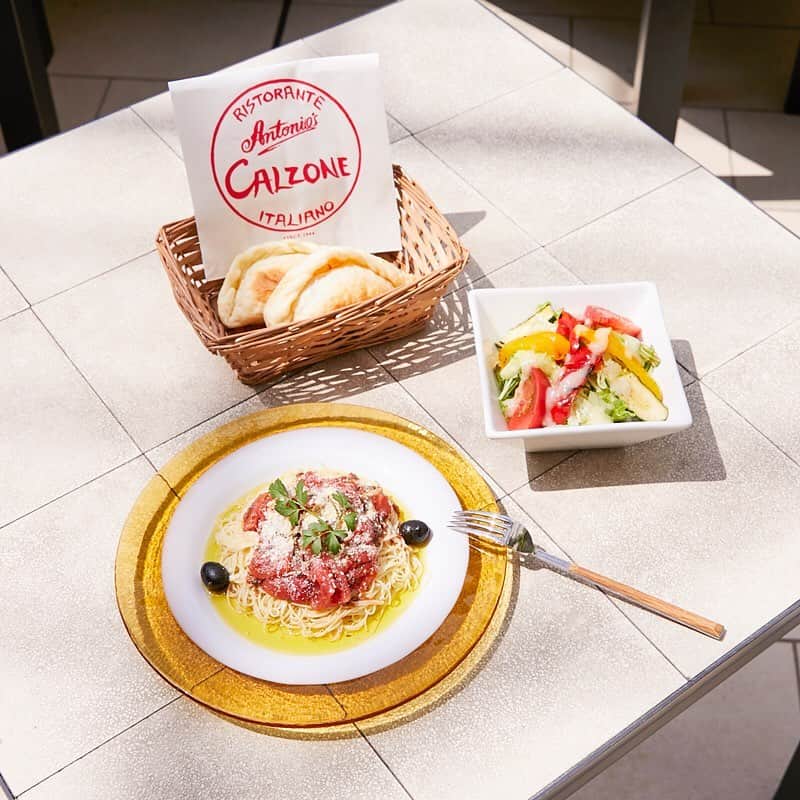 アトレ恵比寿公式さんのインスタグラム写真 - (アトレ恵比寿公式Instagram)「「アントニオズデリ」のお惣菜で、いつものランチタイムを豪華に♪ 夏にぴったりな「冷製カッペリーニ 冷たいトマトソース」は贅沢にみずみずしいトマトが乗っていて、白ワインヴネガーとバルサミコの酸味の効いたトマトのソースに絡めて食べると絶品。 イタリアにいる気分になれる本格的な一皿です。 お店で人気の「カルツォーネ」と「グリル野菜サラダ」も一緒にオーダーすれば、まるでコースのような彩りのある食卓に。 . . アントニオズデリ (本館3F) 冷製カッペリーニ 冷たいトマトソース・・・￥756(税込) ※各日限定10パック カルツォーネ(マルゲリータ)・・・￥497(税込) グリル野菜サラダ・・・￥594(税込) . . #アトレ恵比寿 #アトレ #atre #atreebisu  #ebisu #恵比寿散策 #恵比寿駅 #ebisustation #アントニオズデリ #テイクアウトランチ #テイクアウトグルメ #恵比寿ランチ #東京ランチ #ebisulunch #tokyolunch #イタリアン #antoniosdeli #カッペリーニ #サラダ #ヘルシー女子 #恵比寿グルメ #カルツォーネ #ヘルシーランチ #サラダランチ #パスタランチ #インスタ映えフード #女子会ランチ #野菜好き #休日ランチ #女子会ディナー」6月10日 12時03分 - atre_ebisu