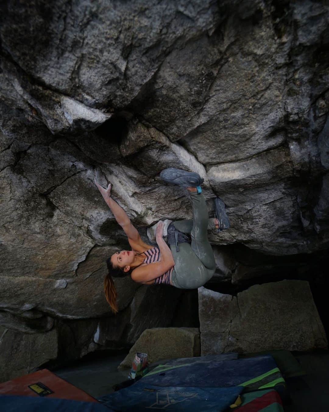 Alexis Mascarenasのインスタグラム：「I missed the last Vail World Cup but had an amazing weekend in Independence Pass with the boys🗻 felt really close on chokehold but need a couple holds to stop seeping 🌞🙏 📸 @a.geiman  #climbingpicturesofinstagram #climbinggirls #bouldering #colorado #chokehold #organicclimbing #frictionlabs #bouldercolorado」