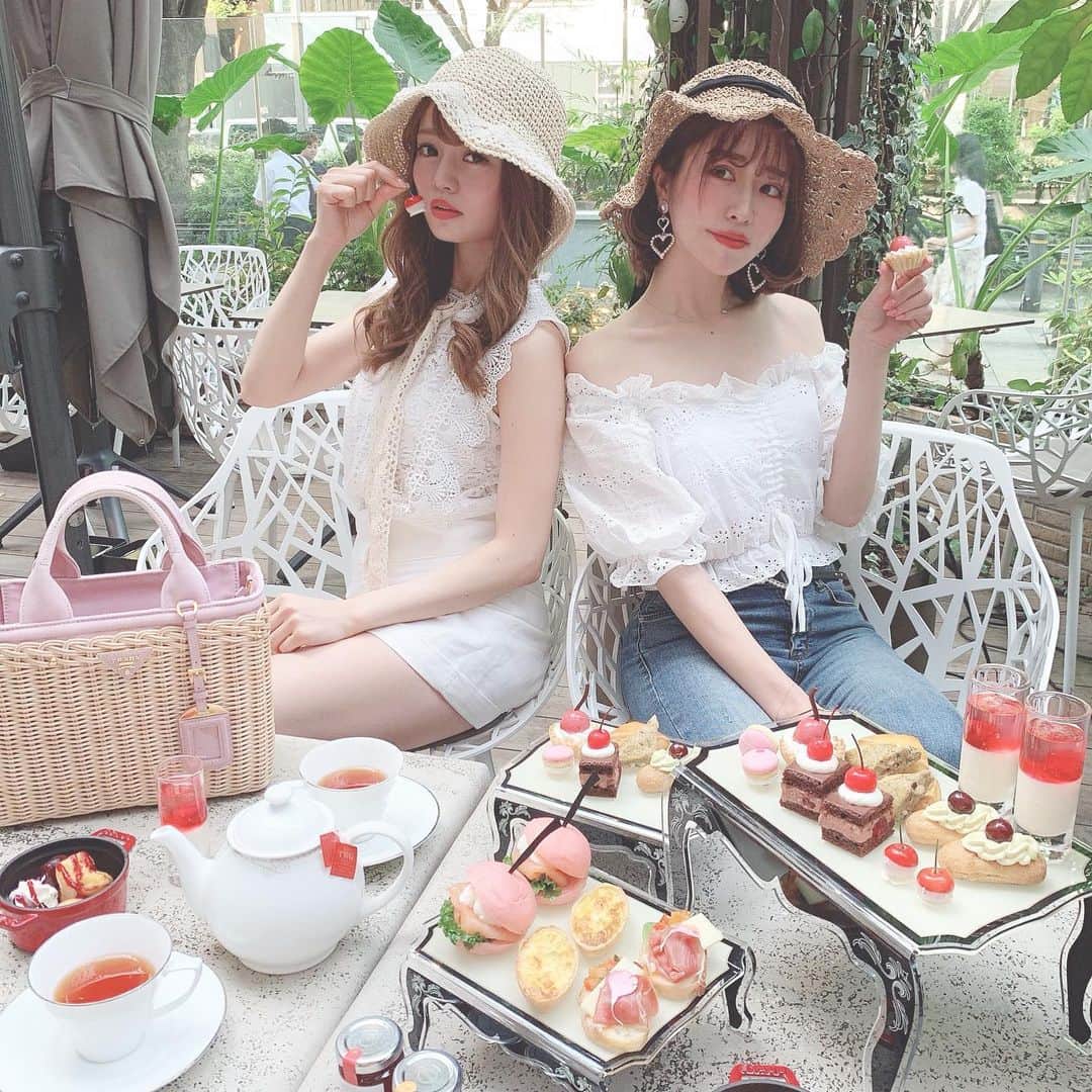 のインスタグラム：「. cherry afternoontea🍒💕 @stringsomotesandoh の チェリーアフタヌーンティーへ👸 ひこにゃん @hikonyan0909 と ことちゃん @kotohonda と💕 . . チェリーのアフタヌーンティー🥺 めちゃくちゃ可愛かったよ💕💕 そしてとっても美味しいから、ストリングさんの アフタヌーンティーはテーマが変わるたびに 毎回お邪魔してます💫 . . . DMでも質問が多かったこの日の コーディネートは👗 トップス @tocco_closet  ショーパン @rasmile_official  6月29日発売のものです💕 . 帽子は韓国で購入したよ👒 . . . . #表参道#表参道カフェ#表参道ランチ#東京カフェ#東京カフェ巡り#東京カフェ部#アフタヌーンティー#アフタヌーンティ#afternoonteaset#afternoontea#terrace#omotesando#tocco#toccocloset#rasmile」