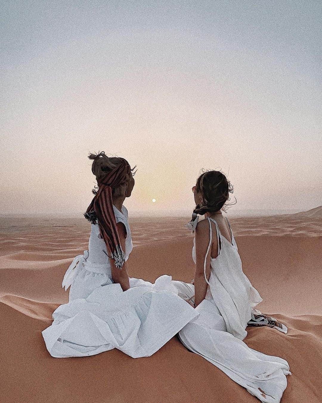 Manamiのインスタグラム：「Sunrise at Sahara ㅤ 明け方4時にラクダに乗って出発して 月と夜にお別れをして迎える朝日 Sunriseにはすごくpowerを感じる 風で目に砂が入りまくって涙出しながら 幸せを噛み締めた時間」