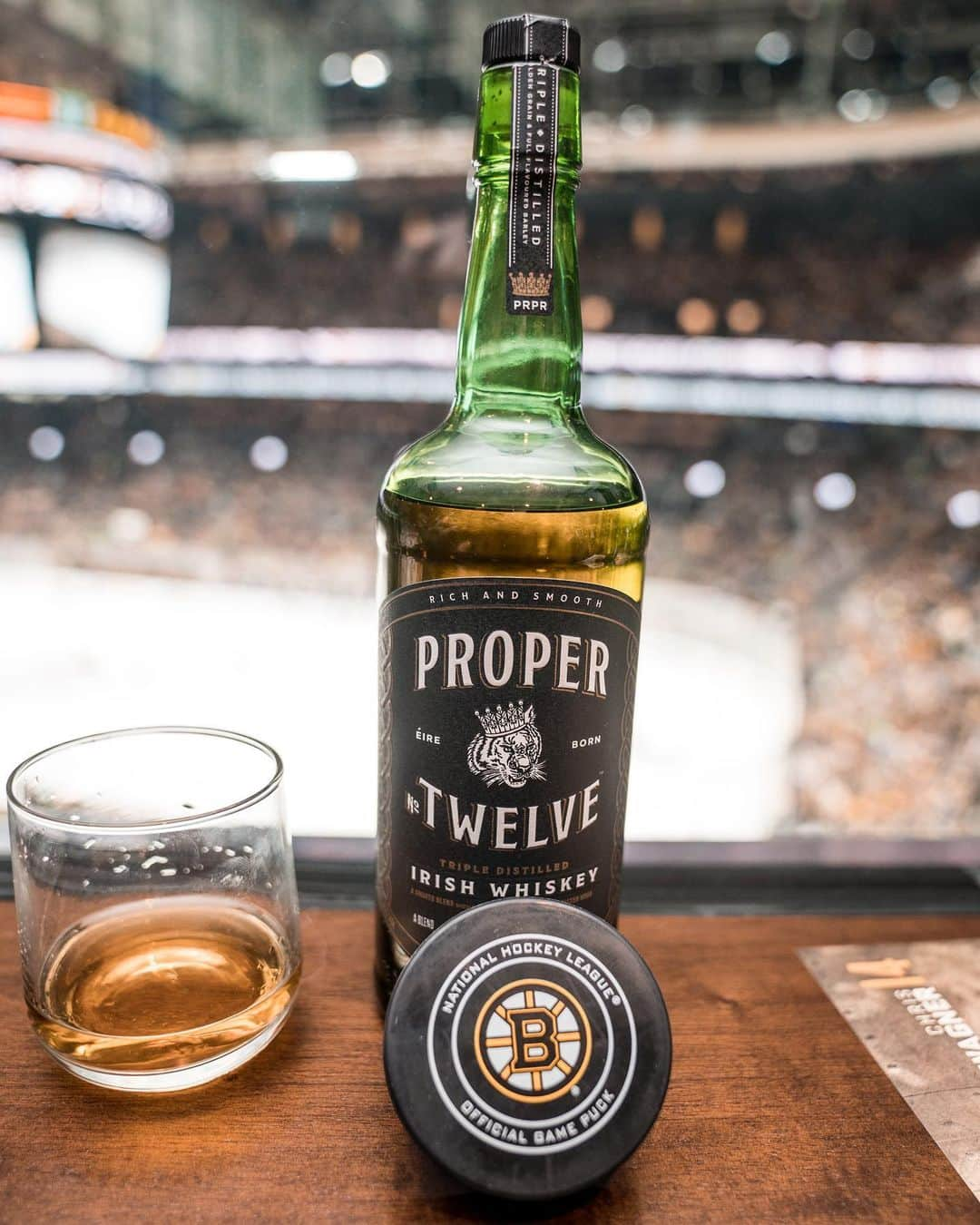 コナー・マクレガーさんのインスタグラム写真 - (コナー・マクレガーInstagram)「‪We’ll toast to that @NHLBruins ⚔️ @ProperWhiskey ‬」6月10日 12時27分 - thenotoriousmma