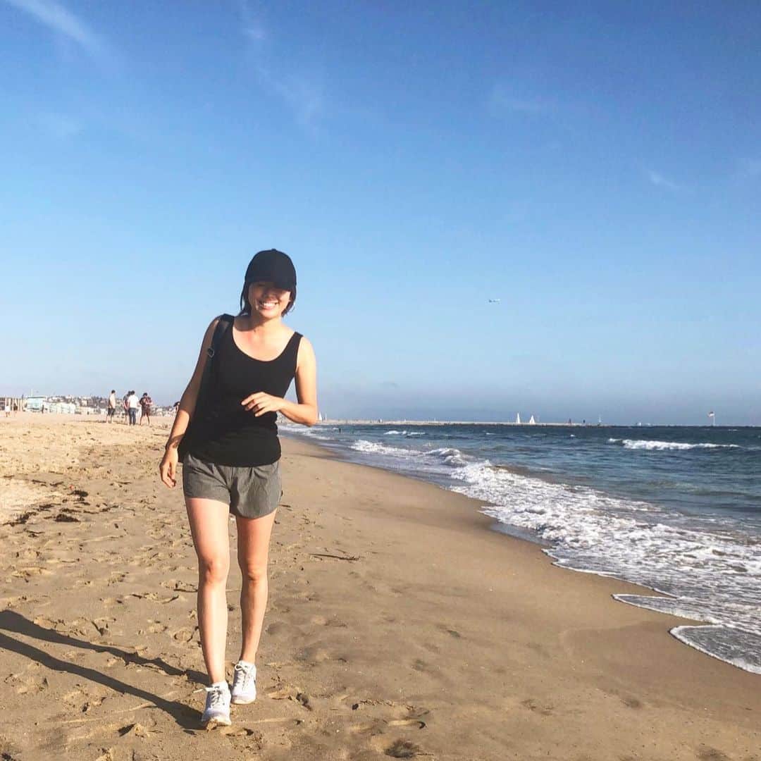 Hiroe Hiranoさんのインスタグラム写真 - (Hiroe HiranoInstagram)「Morning walking 👣 ▶︎Santa Monica→ ▶︎Venice→ ▶︎Marina del Rey . ひたすら渚を歩く朝。往復で1時間半ほど💡 . もちろん、靴は脱ぐよね👣 この夏、海に行かれた方はぜひ。 #裸足で渚を歩くススメ . アーシングタイム🌎  #DETOX  #RELEASE . . #earthing #アーシング #地球 #outdoor #アウトドア #hiroecali #california #cali #lifestyle #wellness #wellbeing #カリフォルニア #カリライフ #平野宏枝  #beachwalk #ビーチ #太陽と海が好き🌞 #mylife #裸足」6月10日 12時27分 - hiroe_hirano