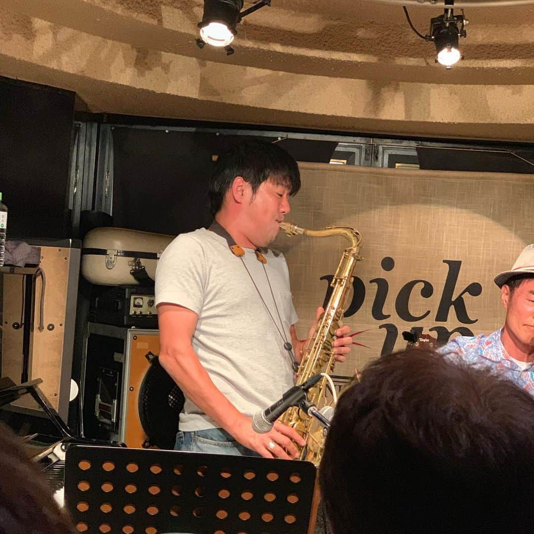 河島あみるさんのインスタグラム写真 - (河島あみるInstagram)「昨夜は久しぶりに サブローさんのライブへ。 サブローさん、岡嶋先生の指導のもと 本職は何？というくらい ギターの腕を上げてはります🎸 それと同時に 岡嶋さんのツッコミの腕も😆 私も 酒と泪で飛び入り参加♫ みんなで 歌って 飲んで 笑って 楽しすぎる夜でした。 #祇園 #ライブハウス #大平サブロー #岡嶋直樹 #酒と泪と男と女」6月10日 12時25分 - amiru_kawashima