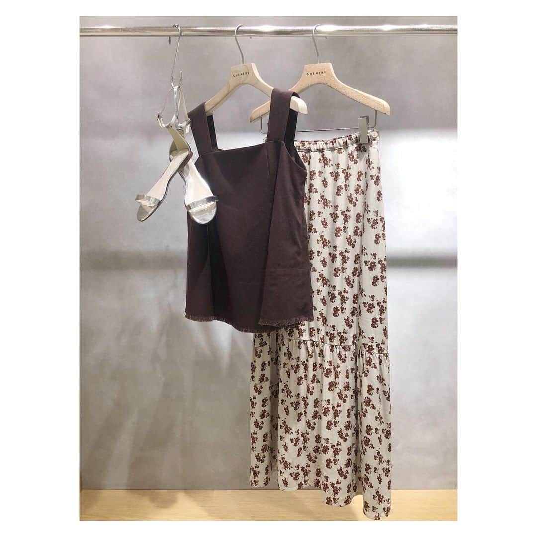 SHENERYさんのインスタグラム写真 - (SHENERYInstagram)「ㅤㅤㅤㅤㅤㅤㅤㅤㅤㅤㅤㅤㅤ ㅤㅤㅤㅤㅤㅤㅤㅤㅤㅤㅤㅤㅤ 大人の方でも取り入れやすい花柄スカートのサマースタイリング。 ブラウンカラーでトレンド感をプラス。ㅤ ㅤㅤㅤㅤㅤㅤㅤㅤㅤㅤㅤㅤㅤㅤㅤㅤㅤㅤㅤㅤㅤㅤㅤㅤㅤㅤㅤㅤㅤㅤㅤㅤㅤㅤㅤㅤㅤㅤㅤㅤ ・skirt ¥14,000+tax ・tops ¥12,000+tax ・sandal ¥9,800+tax ㅤㅤㅤㅤㅤㅤㅤㅤㅤㅤㅤㅤㅤ #SHENERY_official#シーナリー #brown #flower #skirt #sandals #2019ss #SHENERY2019ss」6月10日 12時26分 - shenery_official