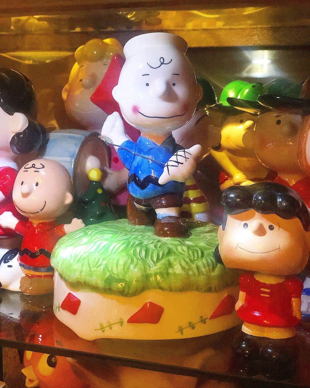 大川知英のインスタグラム：「90's peanuts Willitts Ceramic  Charlie Brown red kite airborne 🇺🇸 凧上げが可愛いですねー🤡 青い服と頭の変な形に惹かれてしまった👨🏽‍✈️ #peanuts#willitts#ceramic#charliebrown  #redkite #青好き#凧上げ#変な帽子最高 #amecajiboys #takatsubase」