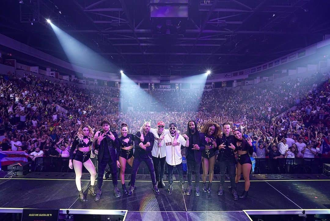 ウィジンさんのインスタグラム写真 - (ウィジンInstagram)「Gracias #boston siempre nos sorprenden, un domingo que parecía viernes #tremendarumba #comoantestour👽👽🎥🌎 @wisinyyandel #otrosniveles💪💪🔥🔥🔥🔥」6月10日 12時36分 - wisin