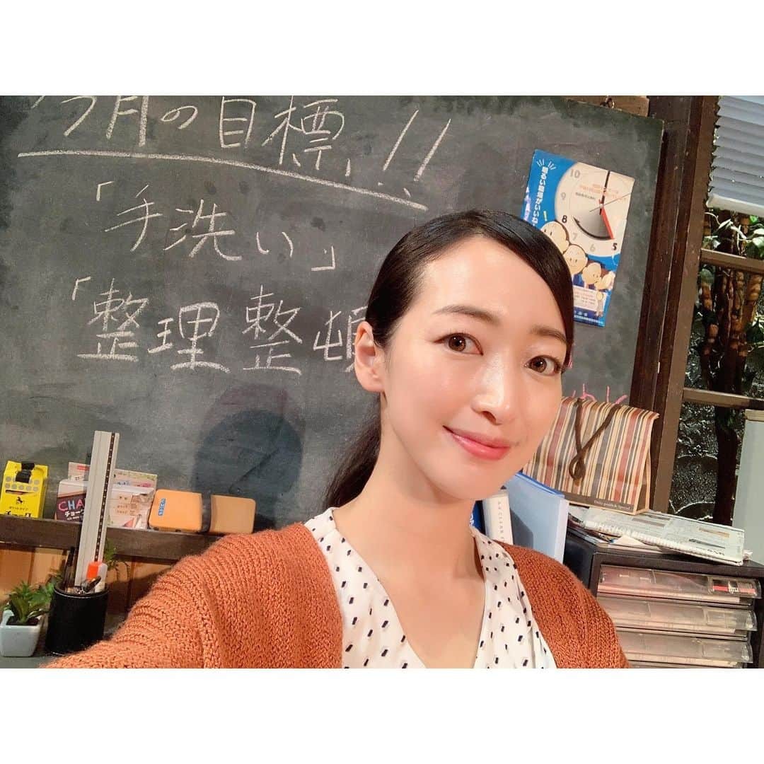 上野なつひさんのインスタグラム写真 - (上野なつひInstagram)「昨日舞台「a novel文書くshow」 無事大阪で大千穐楽を迎えました。 この作品、キャスト、お客様に出逢えて本当感謝です。 家族や大切な人を今のこの瞬間大事だと伝えたり改めて気づかせてくれてこんな毎日自然と感情溢れる舞台って無かったかもな。  自分がこの役を出来るか幕があくまで模索してかなり悩んでいましたが家族がいて「姉ちゃん」を演じれたんだなと終わってから感じてます。 弟、西銘駿君とは色んな感情が溢れていて。 可愛くて愛嬌があり人間性がステキな弟のお陰で私があったなと。 秘話をヒツワと読んだり。 大所帯を大渋滞と読んだり。笑 本当いつも笑わせてくれて可愛い弟です◟̆◞̆* 毎日賑やかで楽しい家族、皆のお陰で「姉ちゃん」が演じられました。  また新しい仲間、家族が増えていい旅公演でした！！ そして暖かいお客様に感謝です！  さぁーーー！また次のステップへ!! #anovel文書くshow  #ブンカクショー #zlion  #共演者ですが家族 #こんな風に思えるなら役者って楽しい #家族の大事さを #大切な人へ思いを伝える大事さ #気づかせてくれる #心温まる作品 #沢山ありがとう #長嶋有希  #姉さん」6月10日 12時29分 - natsuhi