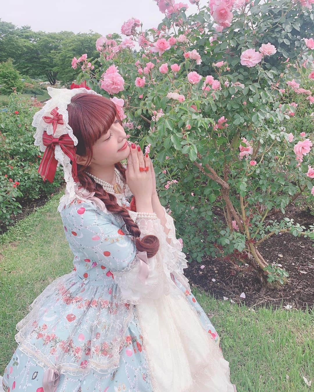 青木美沙子さんのインスタグラム写真 - (青木美沙子Instagram)「東沢バラ公園のバラ綺麗だった🌹 #東沢バラ公園 #山形 #青木美沙子と山形さんぽ」6月10日 12時32分 - misakoaoki