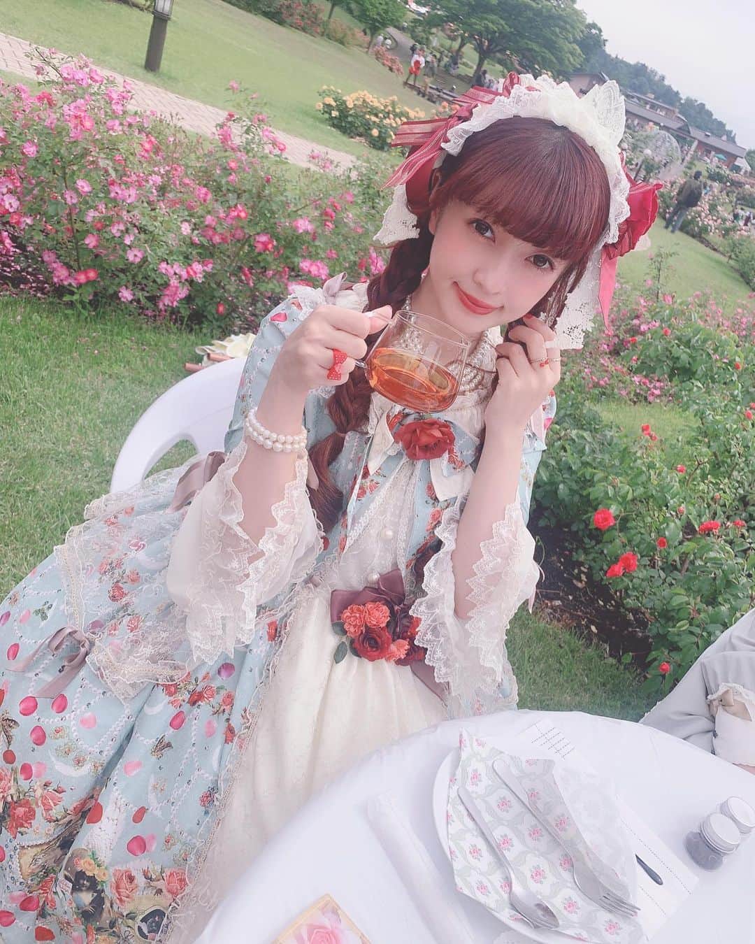 青木美沙子さんのインスタグラム写真 - (青木美沙子Instagram)「東沢バラ公園のバラ綺麗だった🌹 #東沢バラ公園 #山形 #青木美沙子と山形さんぽ」6月10日 12時32分 - misakoaoki