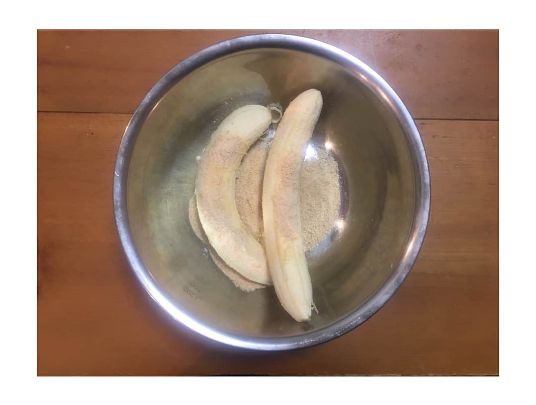 井上裕衣さんのインスタグラム写真 - (井上裕衣Instagram)「こんにちは😌  今朝のレシピが 簡単すぎるので家でも早速作りました  管理栄養士の #赤石定典 さんのバナナシャーベットです👏  #てきとーれしぴ ①シュガースポットの出ているバナナ2本(先生が持っている方)にお好みの量の三温糖など  ②スプーンでぺちぺち潰します(粒が残っていてむしろオッケーです！) ③すりおろし生姜を少々加えます  ④とろんとする加減の水を加えます  ⑤密封袋に入れて冷凍庫へ  以上！これでバナナの栄養をそのまま、 いつでも食べられます♪ 生姜が効いていて見た目よりずーっと美味しいので試してほしいな。 正確なレシピはドデスカ！HPに掲載されています  #その調理9割の栄養捨ててます #ハピスタコーナーは月曜日の #ドデスカ ！ #ハピスタが有能すぎる件 を訴えたかった😝」6月10日 12時33分 - yui_inoue_nbn