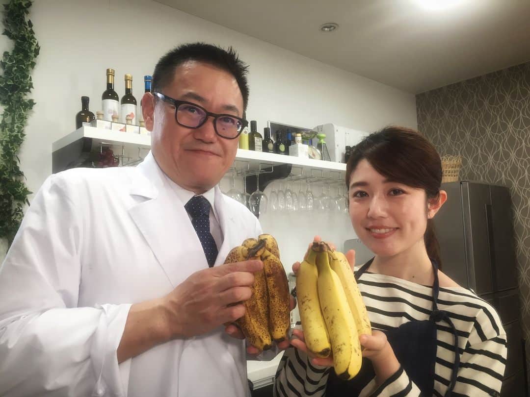 井上裕衣のインスタグラム：「こんにちは😌  今朝のレシピが 簡単すぎるので家でも早速作りました  管理栄養士の #赤石定典 さんのバナナシャーベットです👏  #てきとーれしぴ ①シュガースポットの出ているバナナ2本(先生が持っている方)にお好みの量の三温糖など  ②スプーンでぺちぺち潰します(粒が残っていてむしろオッケーです！) ③すりおろし生姜を少々加えます  ④とろんとする加減の水を加えます  ⑤密封袋に入れて冷凍庫へ  以上！これでバナナの栄養をそのまま、 いつでも食べられます♪ 生姜が効いていて見た目よりずーっと美味しいので試してほしいな。 正確なレシピはドデスカ！HPに掲載されています  #その調理9割の栄養捨ててます #ハピスタコーナーは月曜日の #ドデスカ ！ #ハピスタが有能すぎる件 を訴えたかった😝」