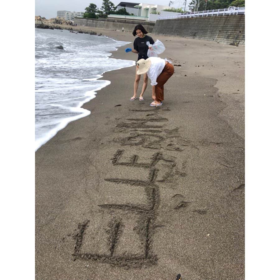 ELLE girl JAPANさんのインスタグラム写真 - (ELLE girl JAPANInstagram)「. -------------- #ELLEgirlUNI creatorの咲月ちゃん、志村玲華ちゃん、せたこちゃん、RINAちゃんがbeach clean に参加してきたよ！🏖🐚✨ @reikashimura @stk_ox @setako @rinahagai . このbeach cleanは海洋保全に力を入れるスキンケアブランドDe La Merが主催していて、以下のハッシュタグをつけた投稿1ポストにつき$25が海洋保護基金に募金されるキャンペーンも開催中💁🏻‍♀️ みんなも海の写真などをハッシュタグと共にポストして海の環境を守ろう🌊💘 . #LAMERBLUEHEART #LAMERDONATION #DeLaMer #ドゥラメール #ブルーハート --------------」6月10日 12時34分 - ellegirl_jp