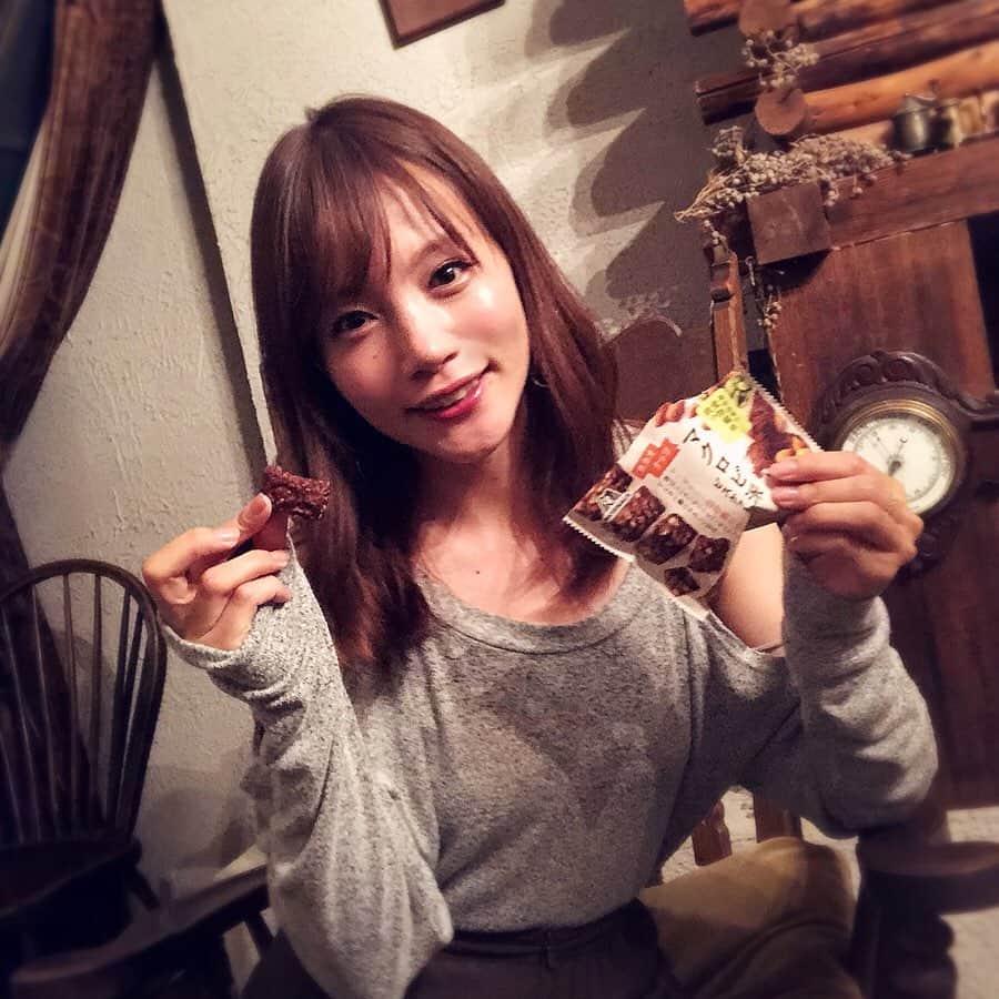 古田ちさこさんのインスタグラム写真 - (古田ちさこInstagram)「マクロビ派ビスケット〜🍪 昨日の配信で持ち込んだおやつ〜☺️ 最近どうしてもお菓子が食べたくなったら専らこれにしています❤︎ ザクザク食べ応えがあって、素材の味もしっかり感じられて食物繊維もとれるので朝食がわりやどうしても間食したくなっちゃったときに駅やコンビニで買って食べています😍 結構どこにでも売ってるので嬉しい✨ ・ 公式アカウント @macrobiha をフォローして、マクロビ派のビスケットのパッケージが入った写真に、 #マクロビ派  #ザクザク をつけてupすると抽選で100名の方に、クオカードとマクロビ派ビスケット＜フルーツグラノーラ＞＜カカオナッツ＞各6個セットが当たるSNSキャンペーンもやっているよ✨7/23まで❣️ 🍪 #食べスタグラム#おやつ#間食 #マクロビ派ビスケット#女子会 #PR#ヘルシー#ヴィーガン #お菓子#macrobioticfood #macrobiotic#spacemarket #てんさい糖#食物繊維#鉄分 #カカオナッツ#フルーツグラノーラ #マクロビ#マクロビオティック #マクロビスイーツ#スペースマーケット」6月10日 12時45分 - chisakofuruta