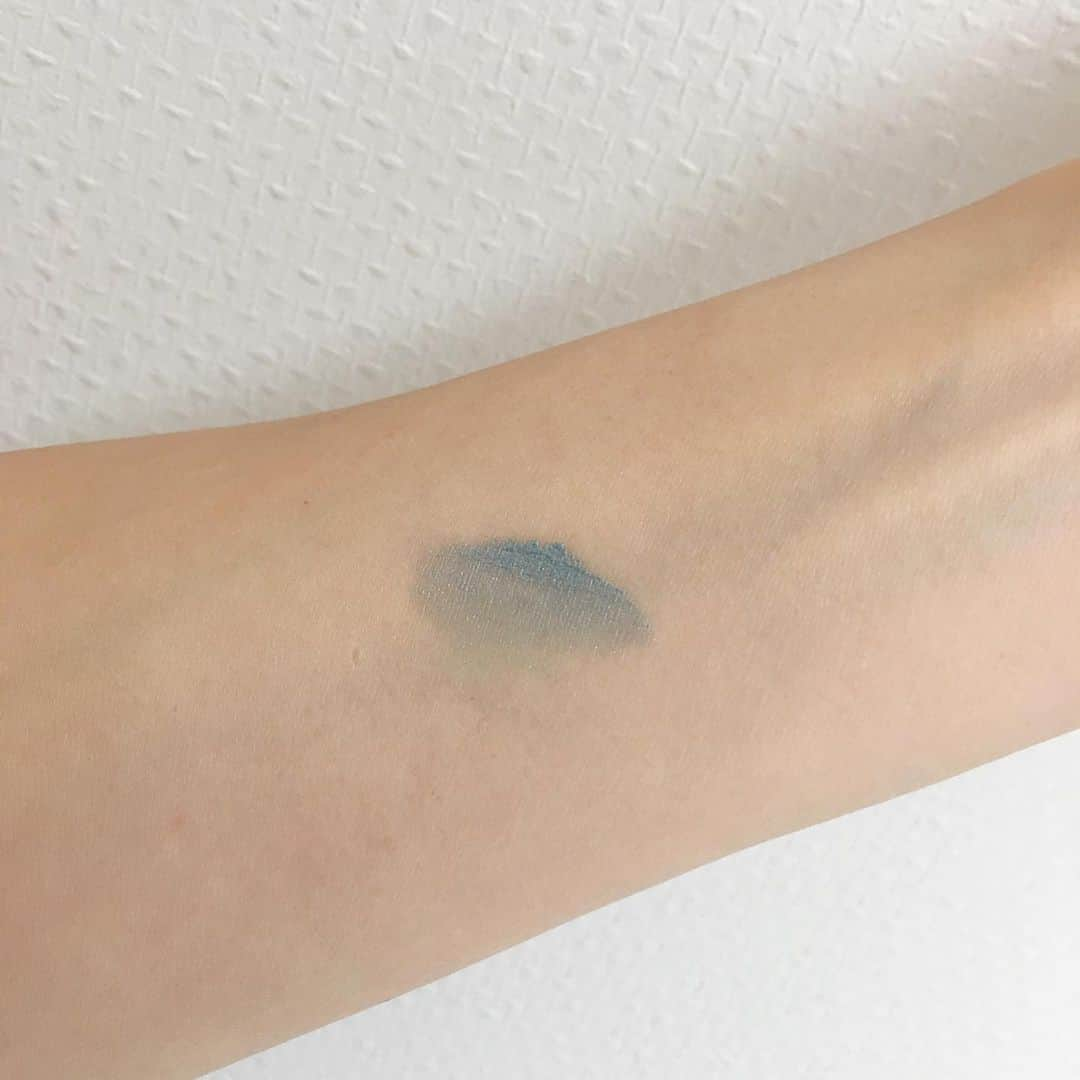 Nao☆ さんのインスタグラム写真 - (Nao☆ Instagram)「今日のアイメイクはこちら💄 THREEのアルカミストチイストフォーアイ04💠 淡いブルーのアイメイク🦋👀 シルバーのパールも入ってて目元に透明感が出ます✨ (私に透明感はありませんが笑) とてもお気に入りです😆💠!!! #THREE」6月10日 12時38分 - nao_ngc