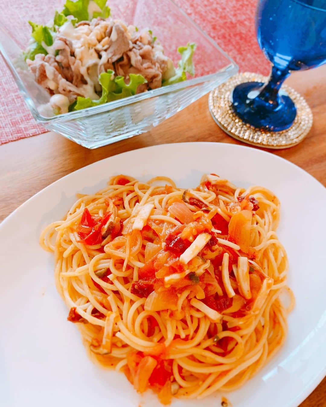 金子貴俊のインスタグラム：「今日は妻と2人でお家でランチ！ 午後から仕事の為移動ですが、 それまでのんびり。 レモン薫る🍋 フレッシュトマトとセミドライトマトのパスタ🍝と しゃぶしゃぶサラダに山わさびソース🥗 美味しすぎました😊 やっぱり妻の料理は美味しいなぁー。  #料理#パスタ#pasta#cooking#妻料理」