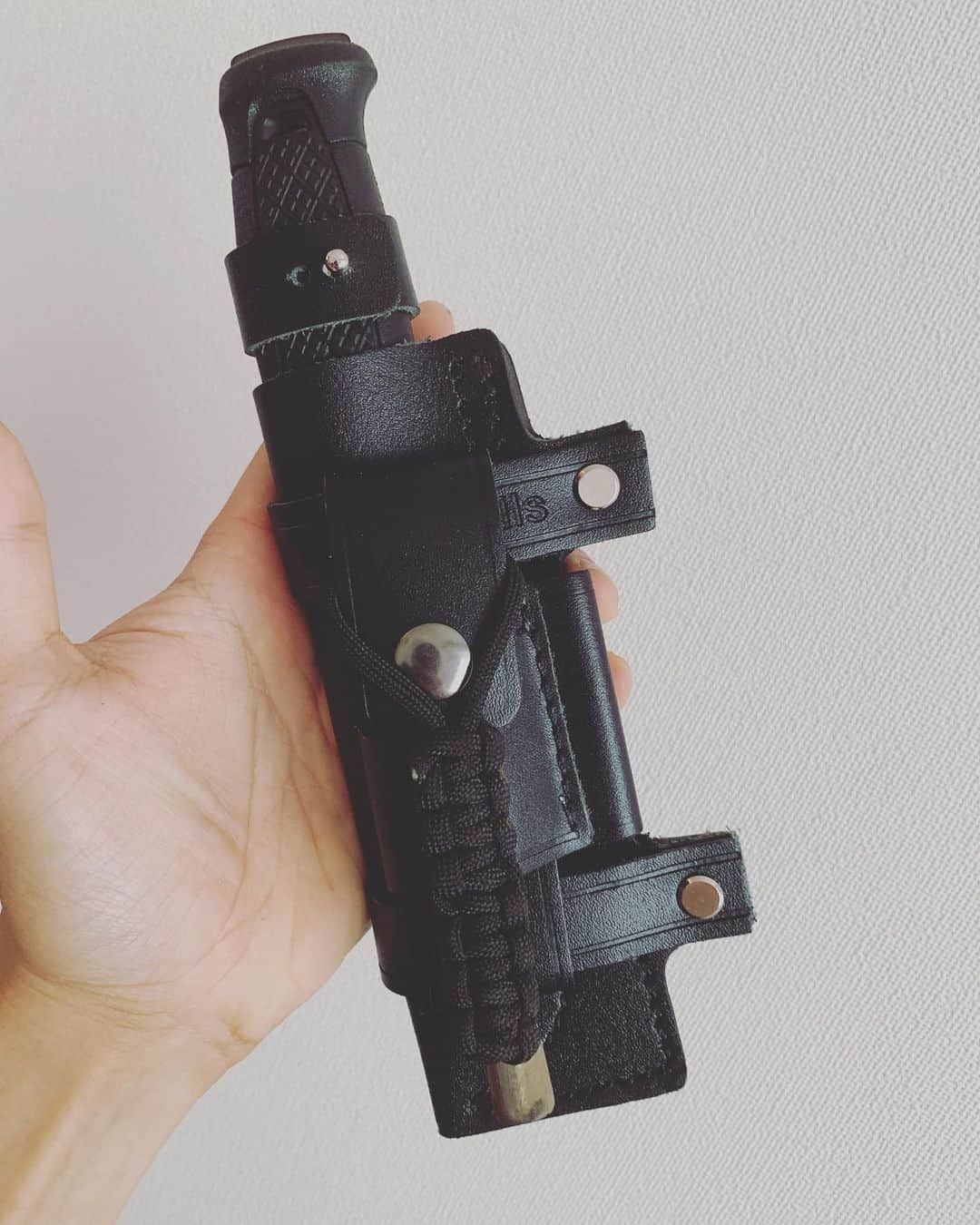 長田成哉のインスタグラム：「ガーバーグがピッタリ入ってメタルマッチも収納出来るナイフシース見つけて満足。 バックルが少し硬かったから余分に穴を一個自分で開けた。 #bushcraft #knife #morakniv」