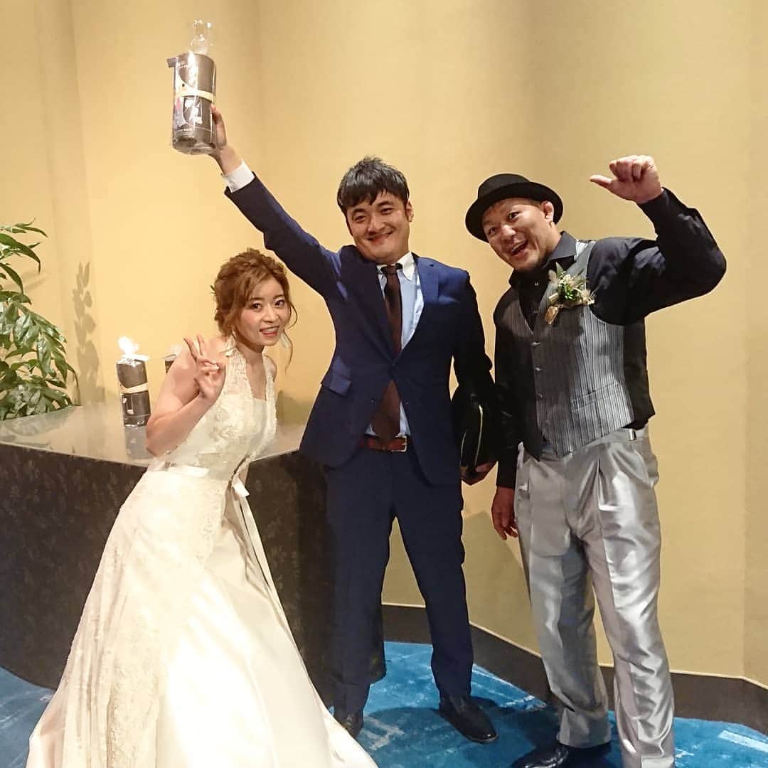 青木泰寛のインスタグラム：「昨日は竹田誠志選手の結婚パーティーでした。  僕は司会をやらせてもらいました👮  竹田選手らしい良い意味で無茶苦茶なパーティーだったと思います👏  末永くお幸せに！！ また飲みましょう！！ #竹田誠志 #wedding」