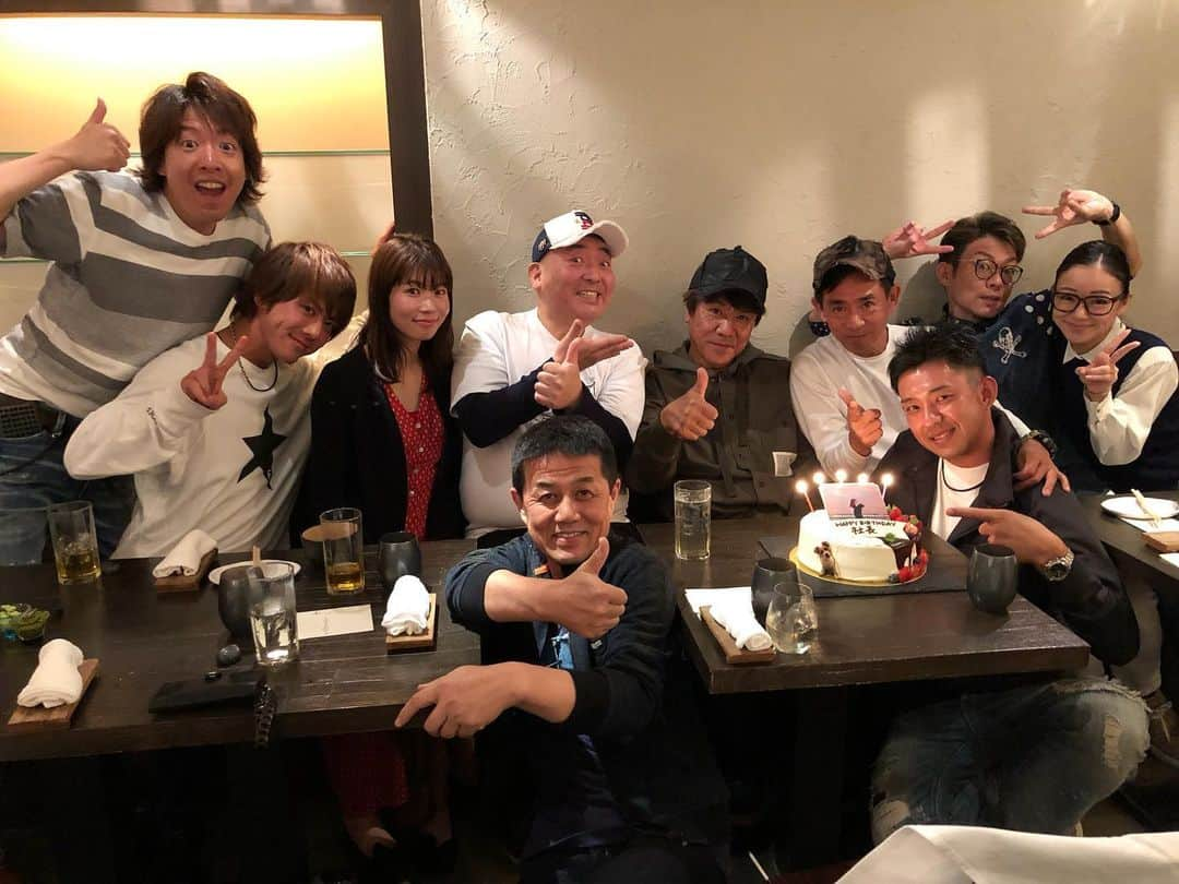 元木敦士さんのインスタグラム写真 - (元木敦士Instagram)「昨日は社長の誕生日会でした！ 皆んなでワイワイ盛り上がり、 笑って、泣いて、抱きしめ合って、 最高の誕生日会でした！ 本当におめでとうございます☆^_^ ぶっちゃけ☆」6月10日 12時41分 - moppun0523