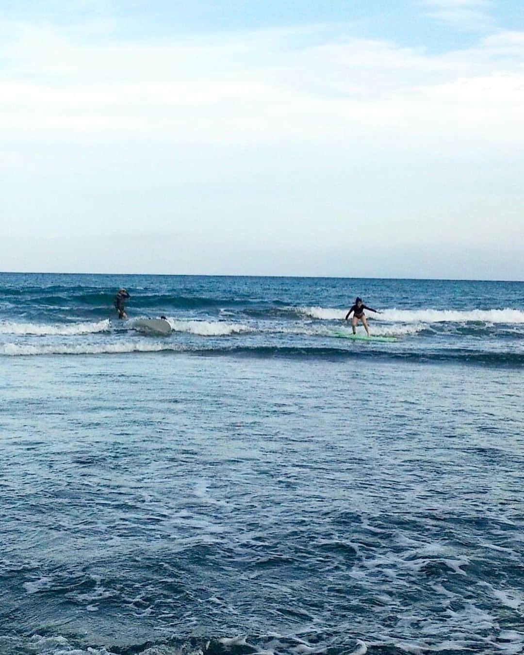 宇珊さんのインスタグラム写真 - (宇珊Instagram)「第一次衝浪，教練說我很厲害，剛教完的首衝就可以站起來！🏄🏿‍♀️🌊 原本還很害怕覺得跌到海水裡會不會很無助很可怕 但一點也不會，只覺得吃到海水有夠鹹😖 最累的不是衝浪，而是衝完要拿板子走回要衝的點，我這麼小隻，真的是走三步被浪打回來四步..... 可是真的很好玩很刺激，我是真的有站起來喔，有照片有證據 不是只是拿個板子拍拍網美照而已😆 #台東海邊真的美呆 #膝蓋都撞紅了 #衝完餓到爆炸 #我的衝浪初體驗」6月10日 12時46分 - shanliu0608