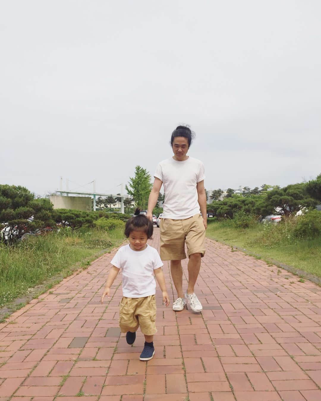 高木りなさんのインスタグラム写真 - (高木りなInstagram)「週末はとーちゃんと#ペアルック 私だけかな... #チムチルバン の服に見えるのは🤔 주말은 아빠랑 #커풀룩  나만 그런가... #찜질방옷 처럼 보인다... . . #주말 #아들룩 #아들맘 #3살 #육아일기 #일산 #週末 #男の子 #男の子コーデ #男の子ママ #2歳 #親子コーデ #ootd #fatherandson #fatherhood #weekend #family」6月10日 12時48分 - rinasvoyage