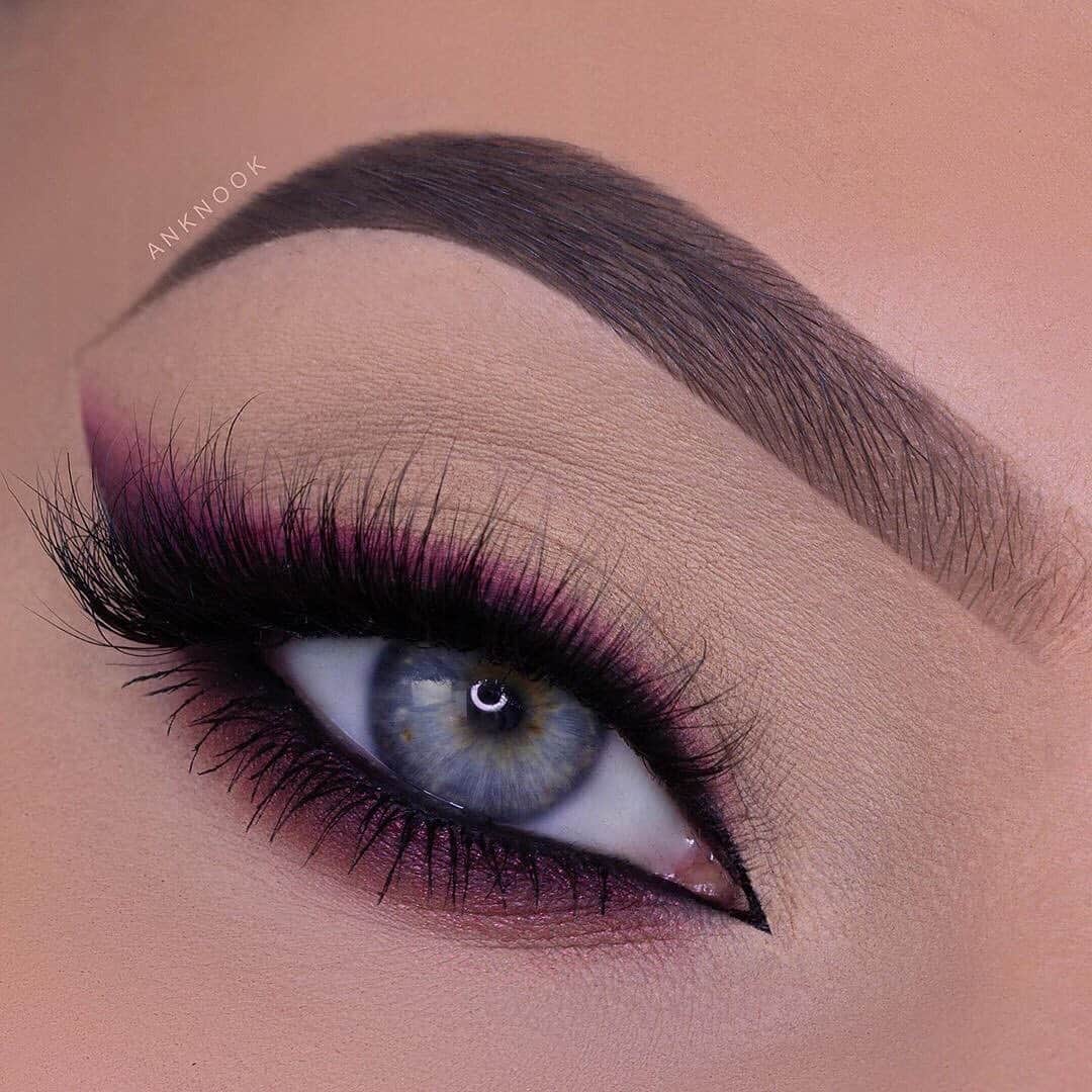 のインスタグラム：「TAG someone who needs to recreate @anknook’s sultry eye makeup! To get the look, she uses: 💞#rollerlash mascara 💞#preciselymybrowpencil in shade 3.5 💞#goofproofbrowpencil in shade 5 💞#kaBROW! in shade 5 💞#24hrbrowsetter #regram #friendswithbenefit」