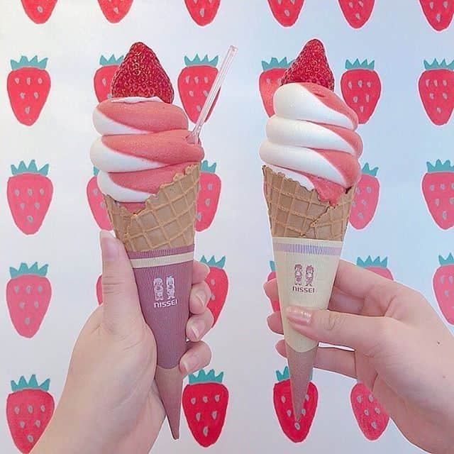 のインスタグラム：「.⠀ 【#uwasa_東京】⠀ 東京・原宿にある「STRAWBERRY MANIA(ストロベリーマニア)」をご紹介🎉✨⠀ ストロベリーマニアは、苺を使ったスイーツだけを扱った苺スイーツ専門店です🍓🍴⠀ お写真は、ミルキーソフトのミックスです🍦⠀ ミルクといちごの濃厚な味がマッチしたソフトクリームは絶品🍼💗⠀ 店内は苺だらけでどこで写真を撮っても可愛い写真が撮れちゃいますよ😆🌈⠀ ＊⠀⠀⠀⠀ STRAWBERRY MANIA👉(@strawberrymania_harajuku15 )⠀⠀⠀⠀⠀⠀ ＊⠀⠀⠀⠀ ↓素敵なアカウントはこちら⠀⠀⠀⠀ [photo by:@__ayachan28]⠀⠀⠀⠀ ＊⠀⠀⠀⠀ <<✏️=========================>>⠀⠀⠀⠀ グルメに関する素敵なお写真を⠀⠀⠀⠀ 厳選してご紹介しています📷🌈⠀⠀⠀⠀ 【 @uwasa_gourmet 】 or 【 #uwasa 】⠀⠀⠀⠀ をタグ付けであなたの投稿が⠀⠀⠀⠀ Instagramや記事で紹介されちゃうかも👀🎉⠀⠀⠀⠀ 皆さんの素敵なご投稿お待ちしています🌸⠀⠀⠀⠀⠀⠀⠀ <<=========================>>⠀⠀⠀⠀ ＊⠀⠀ #東京 #tokyo #原宿 #harajuku #原宿カフェ #東京カフェ #cafe #スイーツ #sweets #スイーツ部 #カフェ #ソフトクリーム #カフェ巡り #ケーキ #cake #苺 #いちご #ストロベリー #ピンク #pink #お菓子 #美味しい #いちご好き #おやつ #おやつタイム #フォトジェニック #instafood」
