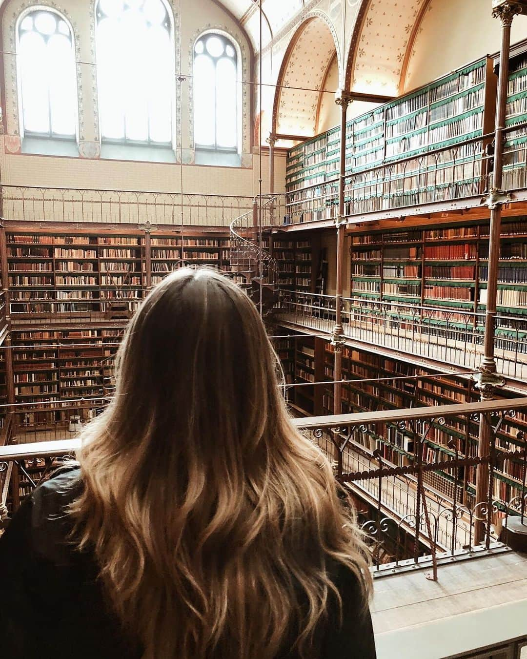 ダニエル・パナベイカーさんのインスタグラム写真 - (ダニエル・パナベイカーInstagram)「Don’t mind me, I think I might just stay here forever… 📚#bookworm」6月10日 4時05分 - dpanabaker