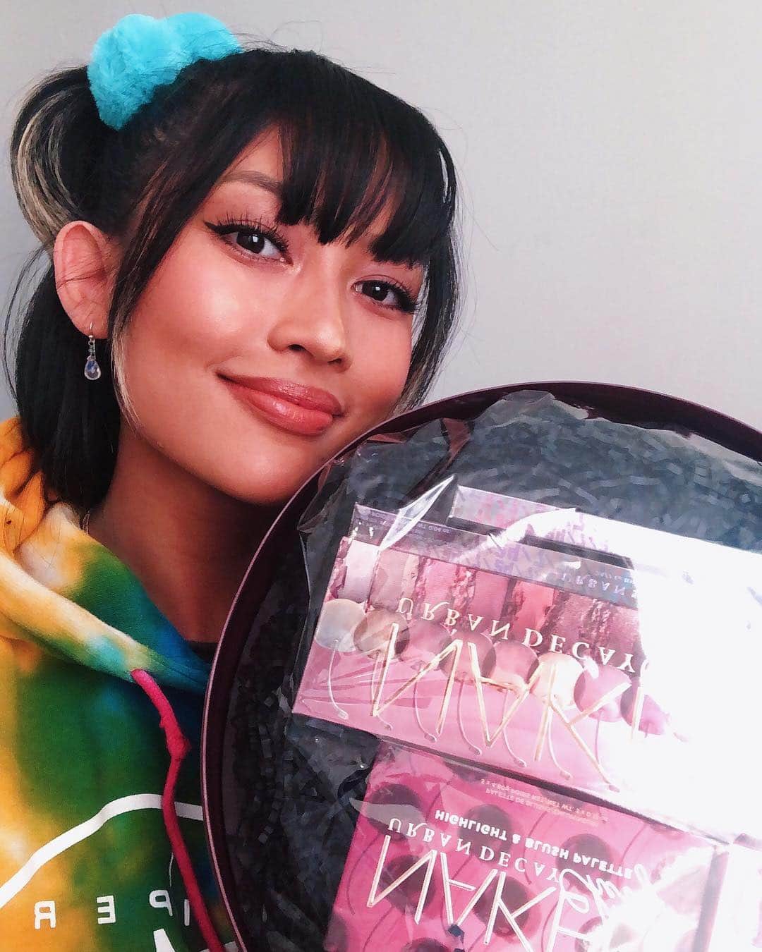 エイミー・ファムのインスタグラム：「sending out this @urbandecaycosmetics cherry prize package to the first giveaway winner @burritoloca! i love giving gifts so much stay tuned for another random giveaway this week 👀👀👀」