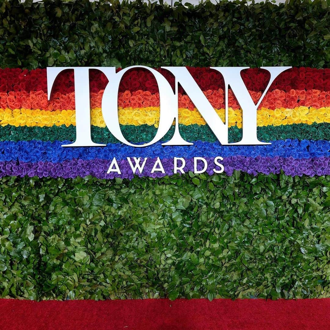 Vogueさんのインスタグラム写真 - (VogueInstagram)「A major reveal just took place before the Tonys begin: that of the red carpet itself. This year, Passion Roses continues its tradition of supplying thousands of premium roses that comprise the picturesque floral display spanning the length of the red carpet. 2019's display is rainbow-hued in honor of World Pride, hosted this year by New York City in conjunction with NYC Pride.」6月10日 4時12分 - voguemagazine