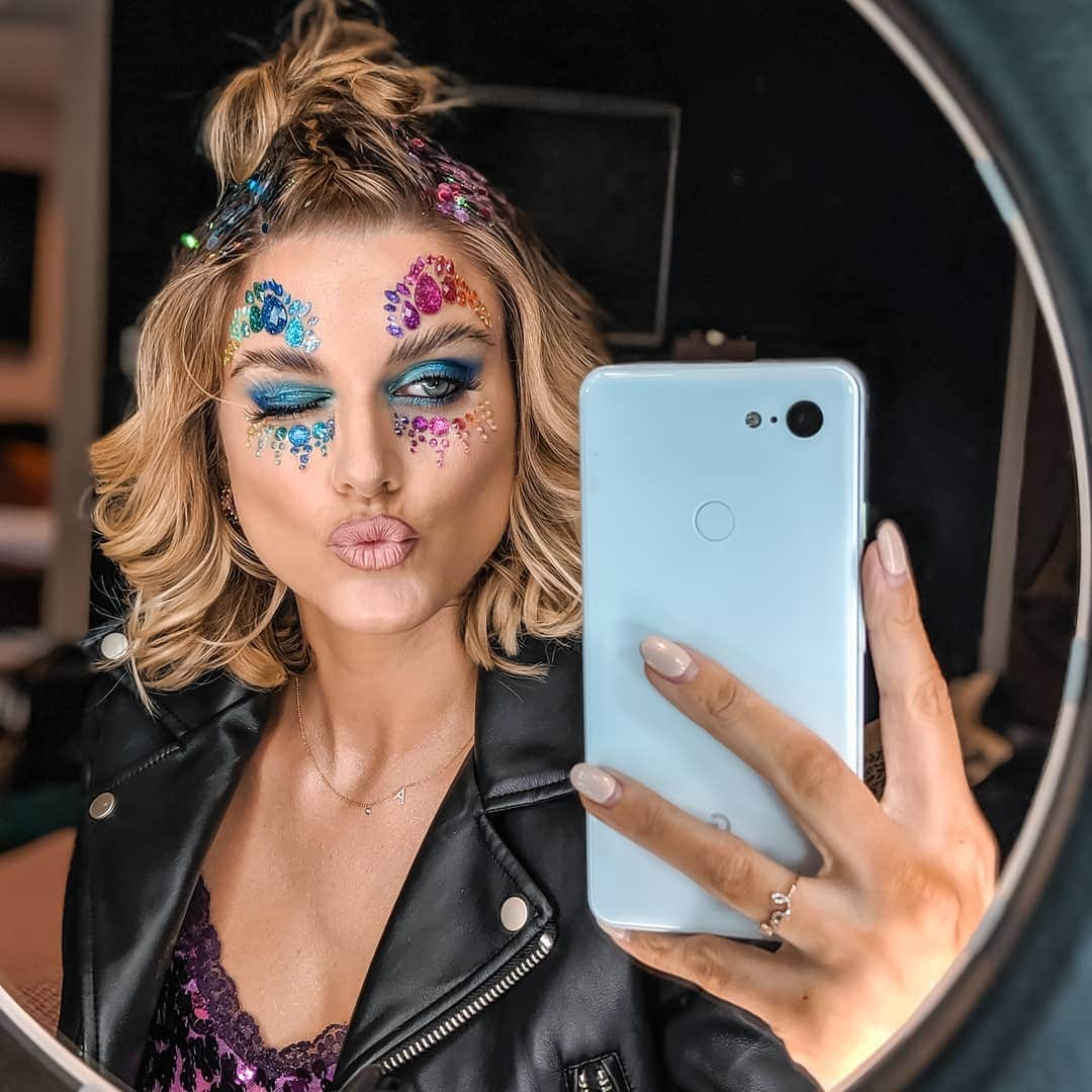 Ashley Jamesさんのインスタグラム写真 - (Ashley JamesInstagram)「I'm still leaving a glitter trail everywhere I go, but absolutely loved my hair and makeup for @mightyhoopla yesterday. 🌈✨ #festivalmakeup」6月10日 4時13分 - ashleylouisejames