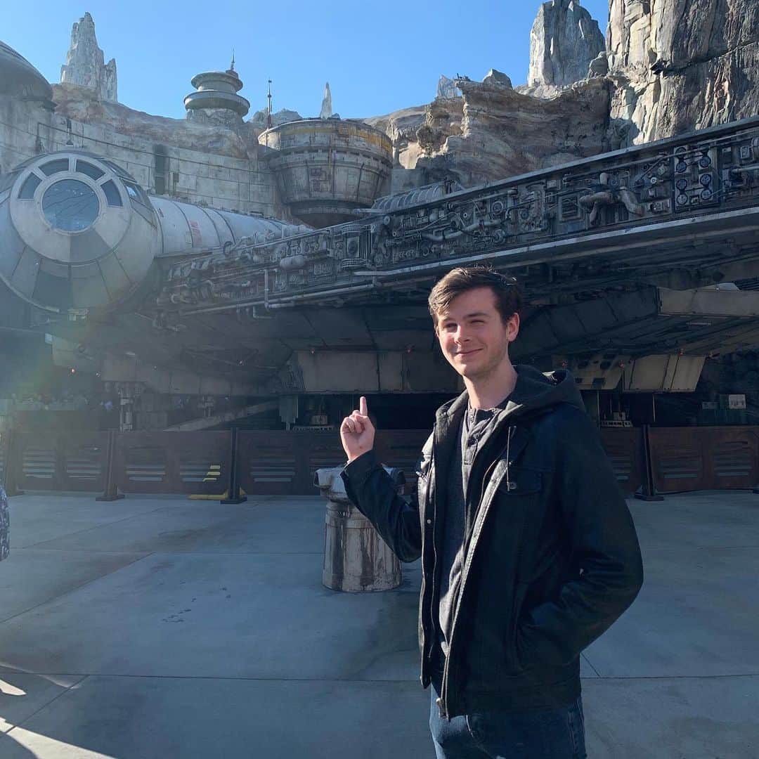 チャンドラー・リッグスのインスタグラム：「ty @disneyland for the new whip #disneyland #galaxysedge」