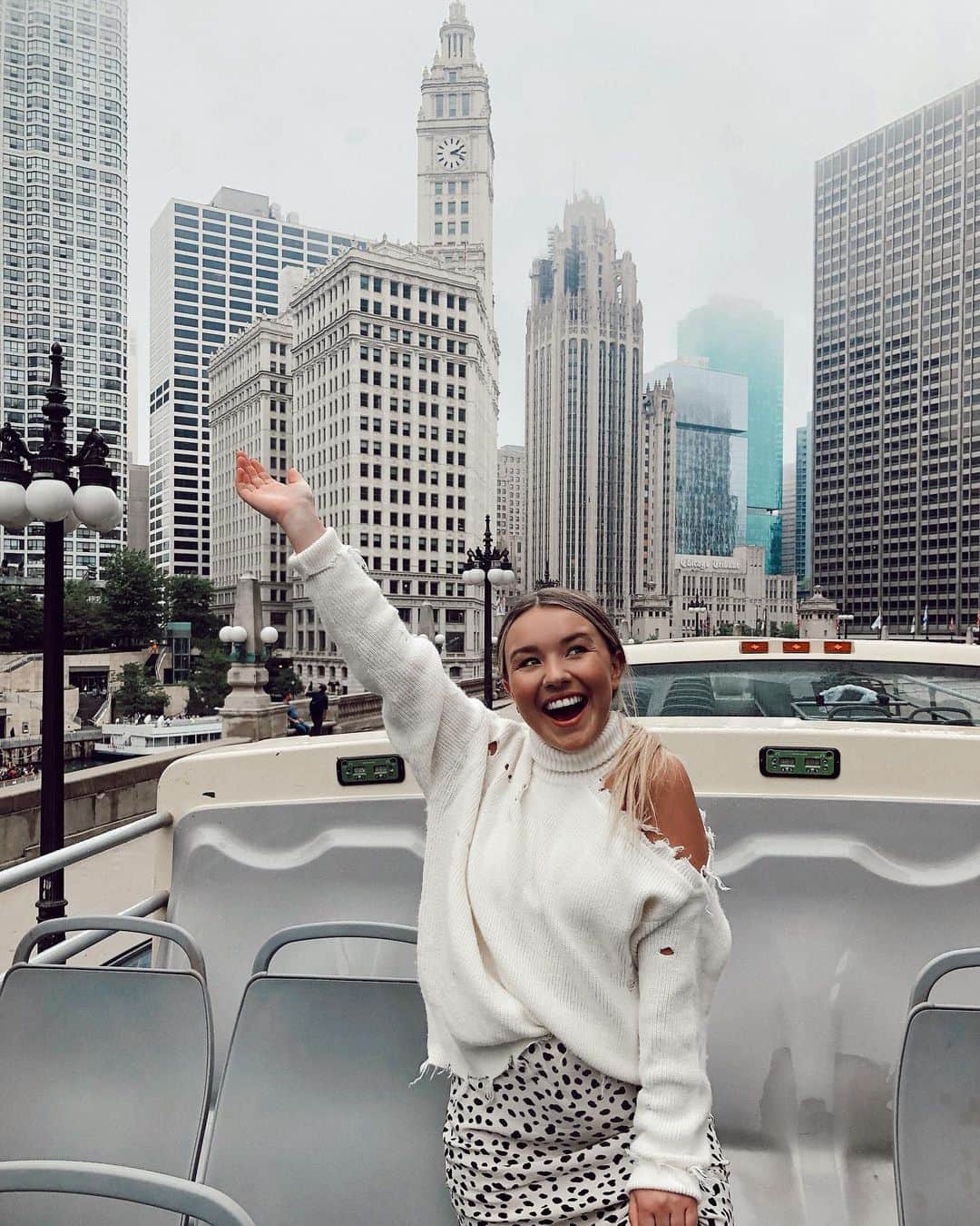 トーリ・ウェブスターのインスタグラム：「absolutely in love with exploring new cities 🏙 this is my first time spending time in Chicago and my first impressions are... cleaner New York, bigger Toronto🤷🏼‍♀️」
