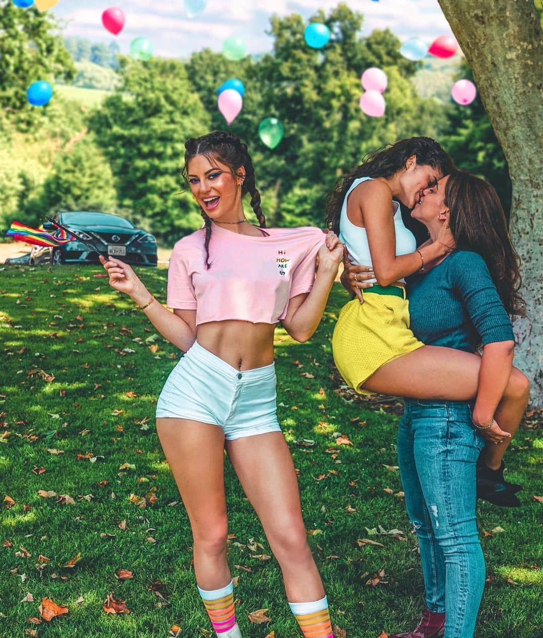 Hannah Stockingのインスタグラム：「Happy Pride 🌈❤️😻🙏 these are my beautiful friends @leslielluvet & @onedanube they share such a beautiful relationship together it’s inspiring! Pride means a lot to me because a lot of my family members are apart of the LGBTQ community. LOVE IS THE MOVEMENT!」