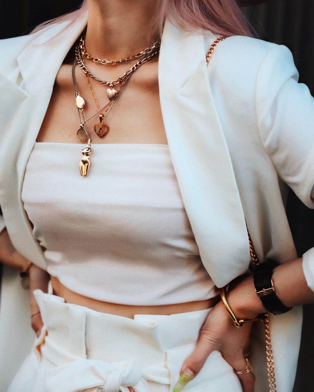 AikA♡ • 愛香 | JP Blogger • ブロガーのインスタグラム：「⠀⠀⠀⠀⠀⠀⠀⠀⠀ W h i t e  O u t ➕➕➕ G o l d  D e t a i l s. // When in doubt, layer your fave necklaces all together. ✨ Never too many 🕊🌙 ===== 📷: @jason_nak_photo  #aikaslovecloset #todaysdetails #allwhite #stacking #layeringnecklaces #mypersonalstyle」