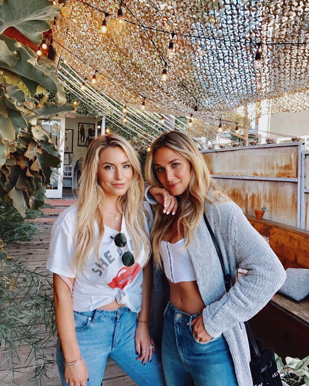 Daniella Graceさんのインスタグラム写真 - (Daniella GraceInstagram)「Not sure what’s tighter... our jeans or our friendship? @shelbycaneel 🍔🍕🍣🌮」6月10日 4時41分 - daniellagrace