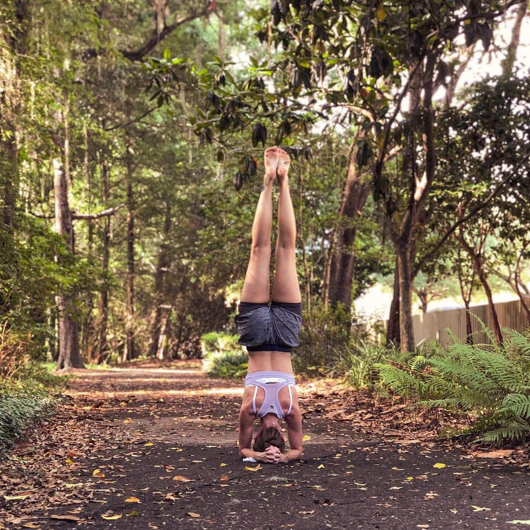 リアンナ・デッカーさんのインスタグラム写真 - (リアンナ・デッカーInstagram)「If it doesn’t challenge you, it won’t change you. 🙃 #lifesbetterupsidedown #practicepracticepractice」6月10日 4時47分 - leannadecker_