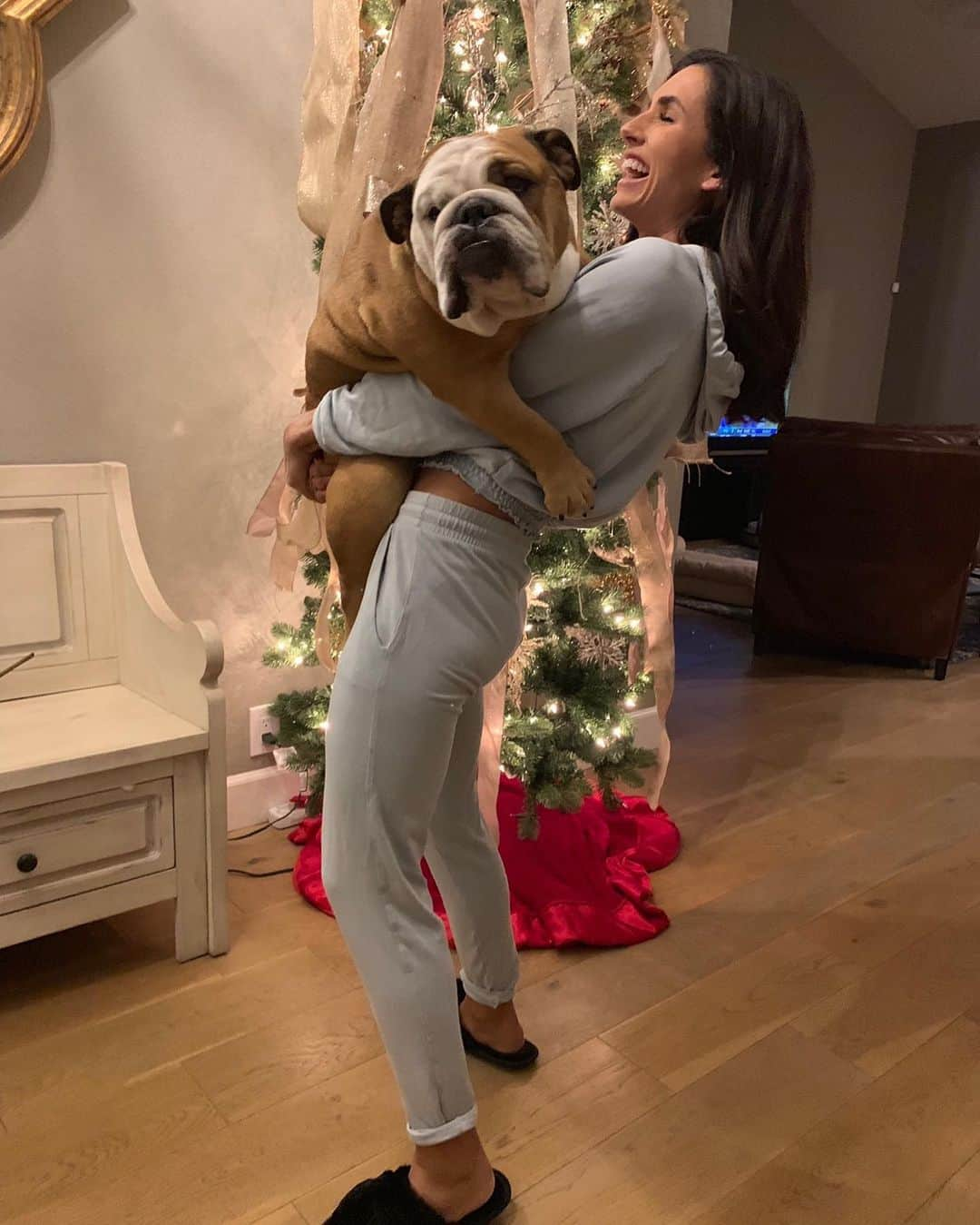 Alexia Clarkさんのインスタグラム写真 - (Alexia ClarkInstagram)「Another reason why I workout is so I can carry my hippo around 🦛 😂😂 love my Roxy girl. . . www.alexia-clark.com  #alexiaclark #queenofworkouts #queenteam #queen2019 #workout #englishbulldog #fitness #fitnessgirl #dogsofinstagram #dogmom #fitforHisreason」6月10日 4時51分 - alexia_clark