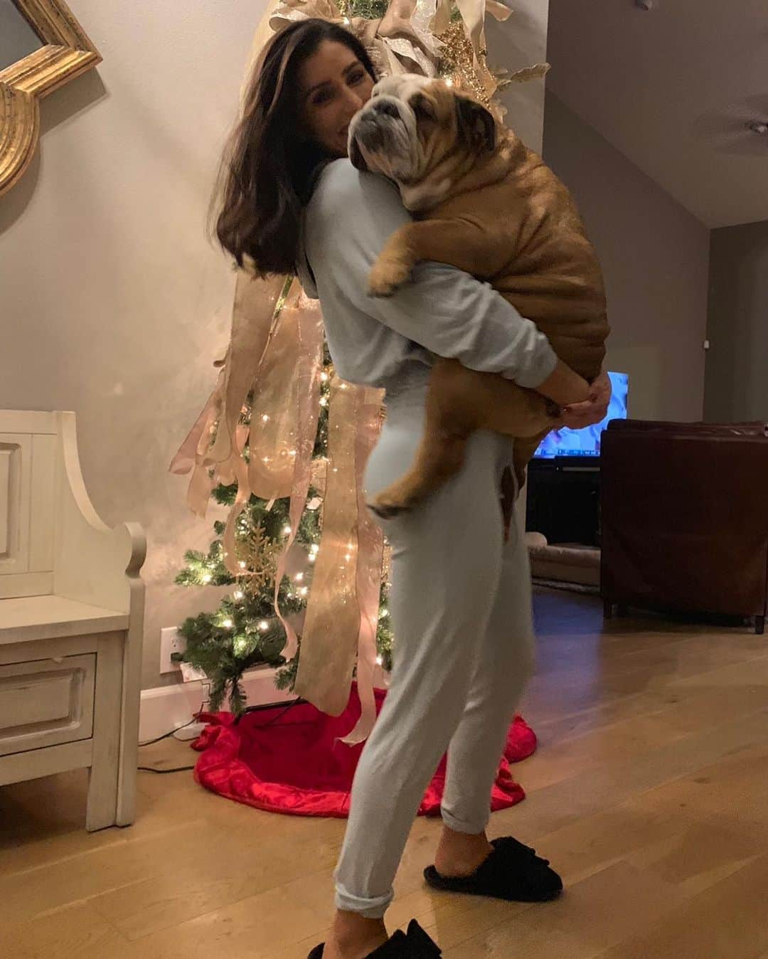 Alexia Clarkさんのインスタグラム写真 - (Alexia ClarkInstagram)「Another reason why I workout is so I can carry my hippo around 🦛 😂😂 love my Roxy girl. . . www.alexia-clark.com  #alexiaclark #queenofworkouts #queenteam #queen2019 #workout #englishbulldog #fitness #fitnessgirl #dogsofinstagram #dogmom #fitforHisreason」6月10日 4時51分 - alexia_clark