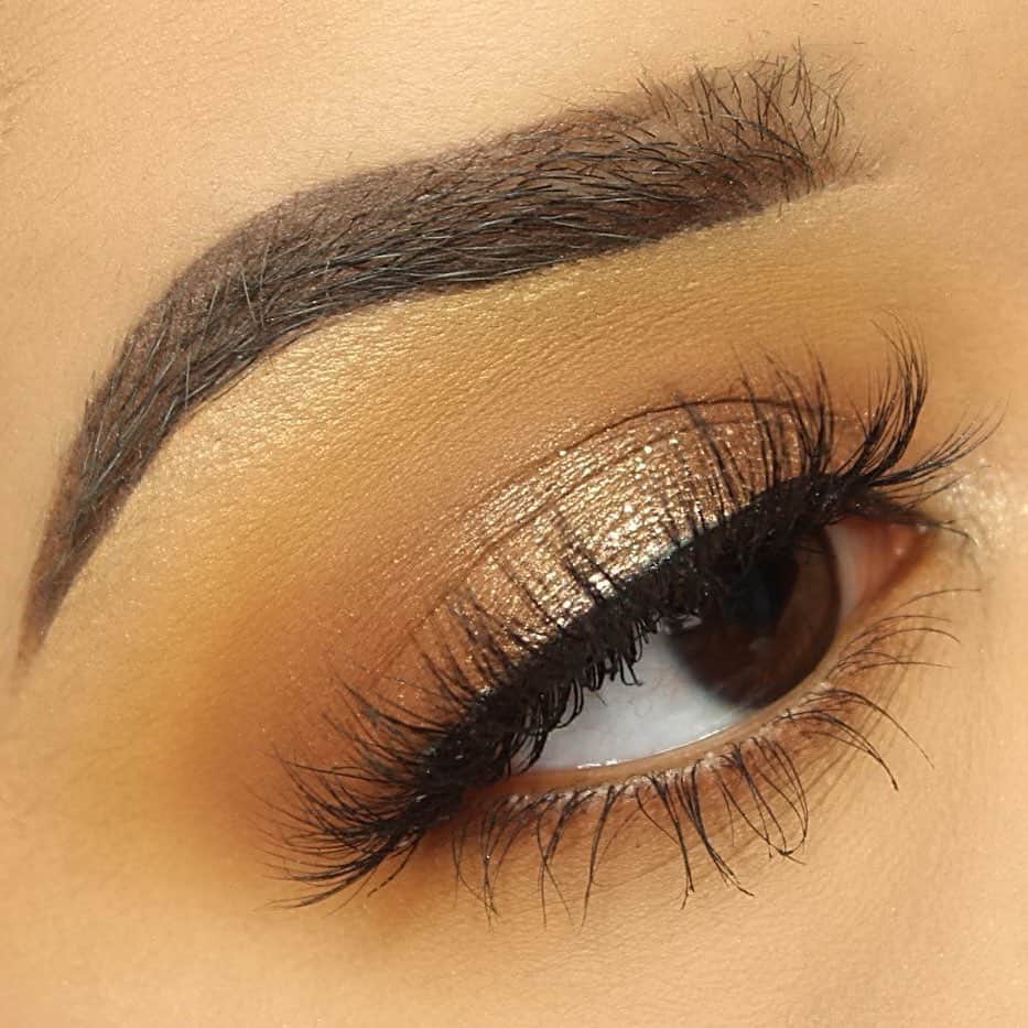 のインスタグラム：「Golden girl 💫 @makeupbymicaylah gets these natural #benefitbrows with the help of #kaBROW! in shade 4.5! #regram #friendswithbenefit」