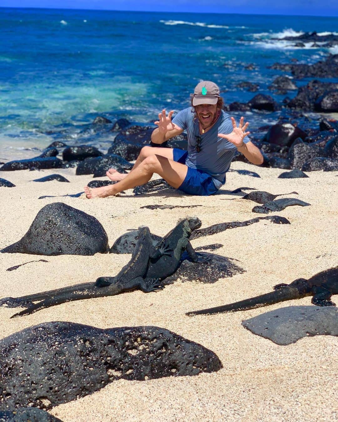 カルレス・プジョルのインスタグラム：「Bromeando con mis amigas las iguanas... aunque no me hacían mucho caso.🤣🦎」