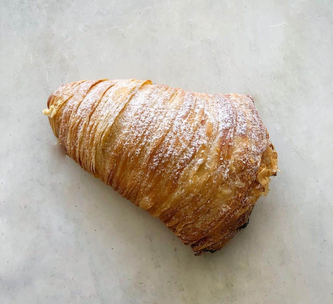 DOMINIQUE ANSEL BAKERYさんのインスタグラム写真 - (DOMINIQUE ANSEL BAKERYInstagram)「Every month at our shops we bring in something new for the team to try - sometimes a lovely new bakery, sometimes an exotic dessert not commonly known, sometimes an old favorite. It’s our way to look up, try something delicious, and appreciate the work of other bakers and chefs. This sfogliatelle from @leonellinyc was 👌」6月10日 5時02分 - dominiqueansel