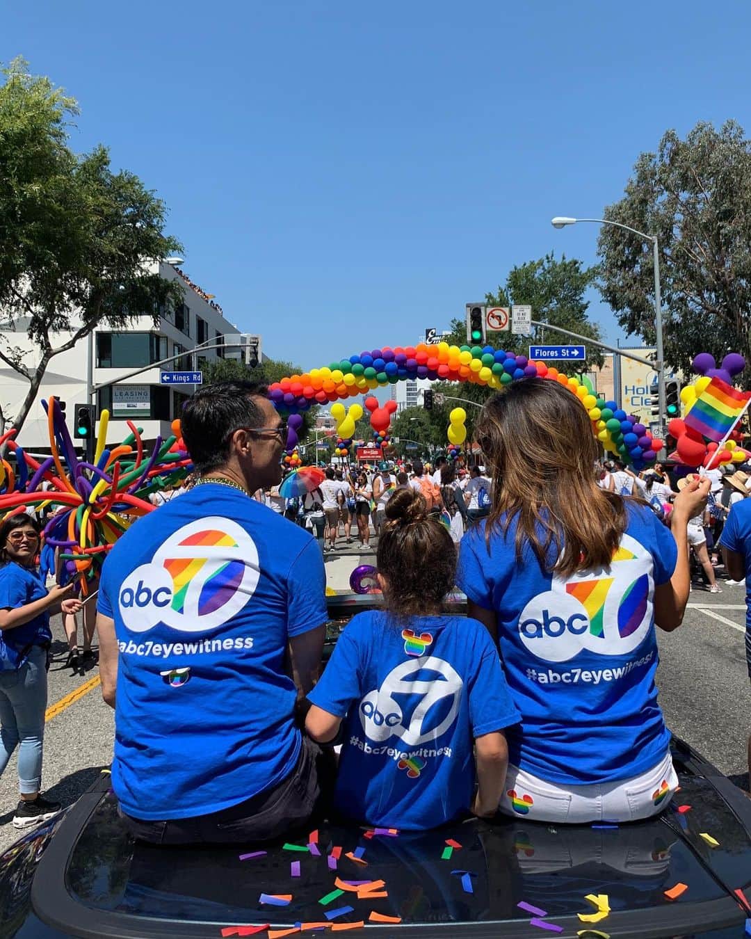 アメリカン・ブロードキャスティング・カンパニーのインスタグラム：「❤️🧡💛💚💙💜 We're excited to be walking with our Disney family at the #LAPride Parade this morning! Catch the fun on @abc7la! #abc7pride」