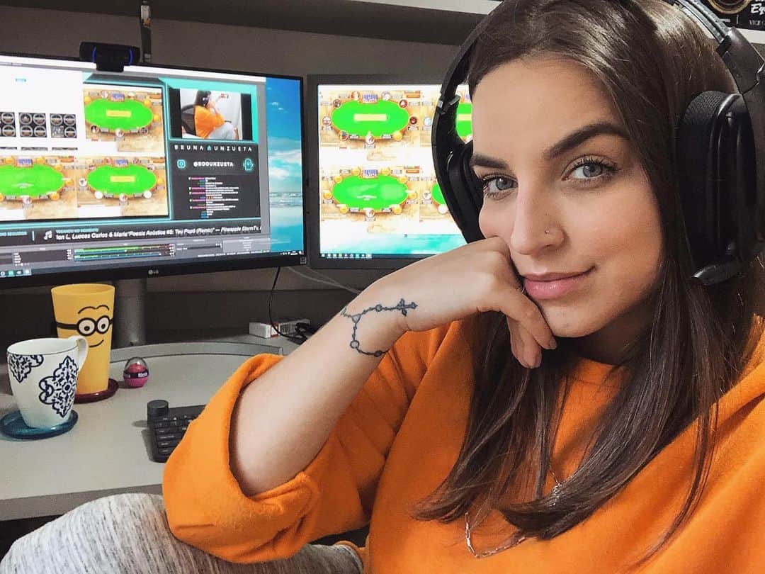 Bruna Unzuetaのインスタグラム：「domingo de grind e de twitch ❤️」
