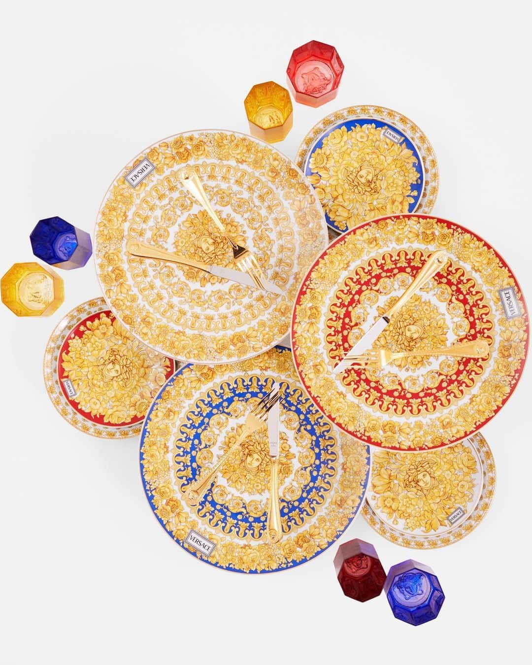 ジャンニヴェルサーチさんのインスタグラム写真 - (ジャンニヴェルサーチInstagram)「Medusa Rhapsody porcelain tableware in gold hues is complemented by pieces featuring red and blue accents. Find more #VersaceHome at the link in bio. #Rosenthal」6月10日 5時12分 - versace