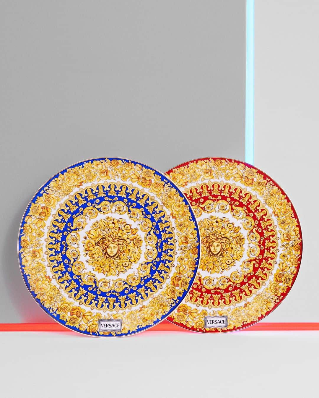 ジャンニヴェルサーチさんのインスタグラム写真 - (ジャンニヴェルサーチInstagram)「Medusa Rhapsody porcelain tableware in gold hues is complemented by pieces featuring red and blue accents. Find more #VersaceHome at the link in bio. #Rosenthal」6月10日 5時12分 - versace