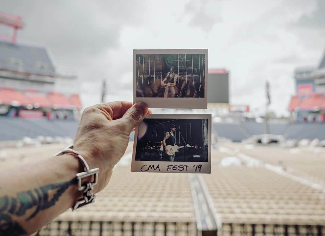 キース・アーバンのインスタグラム：「#CMAfest TONIGHT!!!」