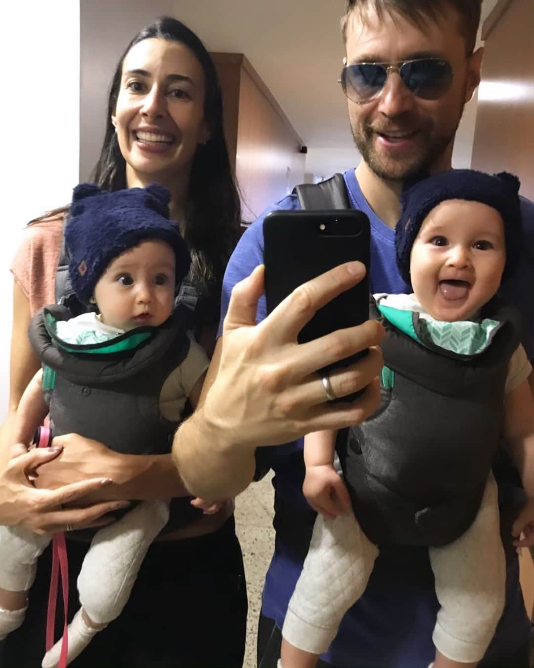 シェイラ・カストロのインスタグラム：「Final de domingo e estamos assim, juntinhos e com muito amor!!! Boa semana pra vcs!!! #albumdalizeninna #familiade6👨‍👩‍👧‍👧🐶🐶 #muitoamor #twins #gemeasvailati #gemeas」