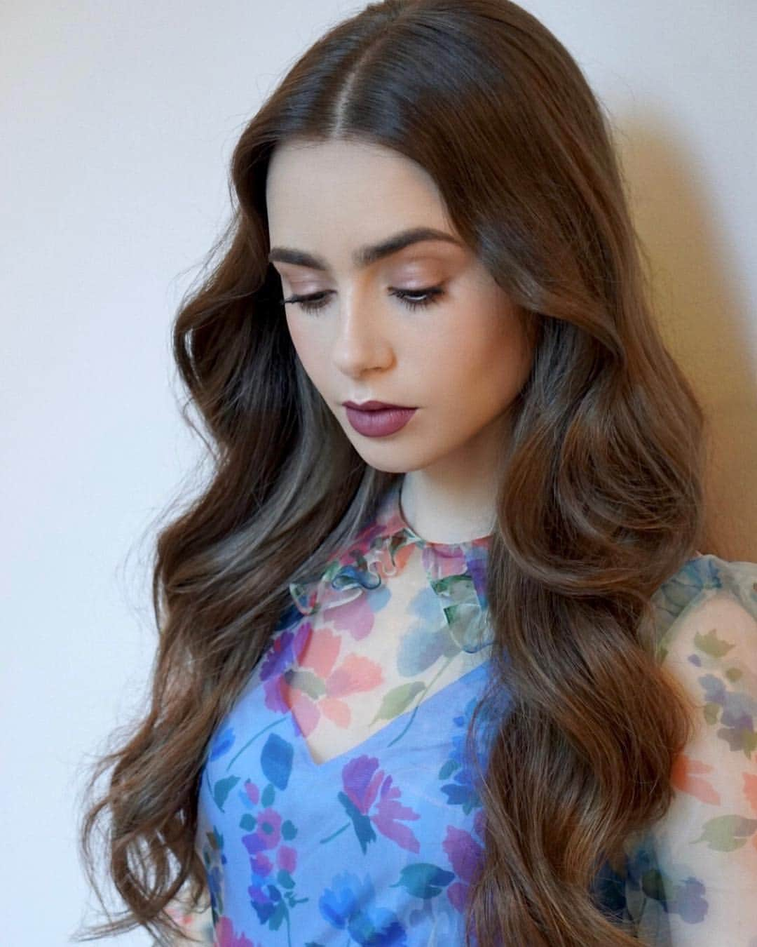 リリー・コリンズさんのインスタグラム写真 - (リリー・コリンズInstagram)「Romance and florals à la @fionastiles and @gregoryrussellhair...」6月10日 5時18分 - lilyjcollins