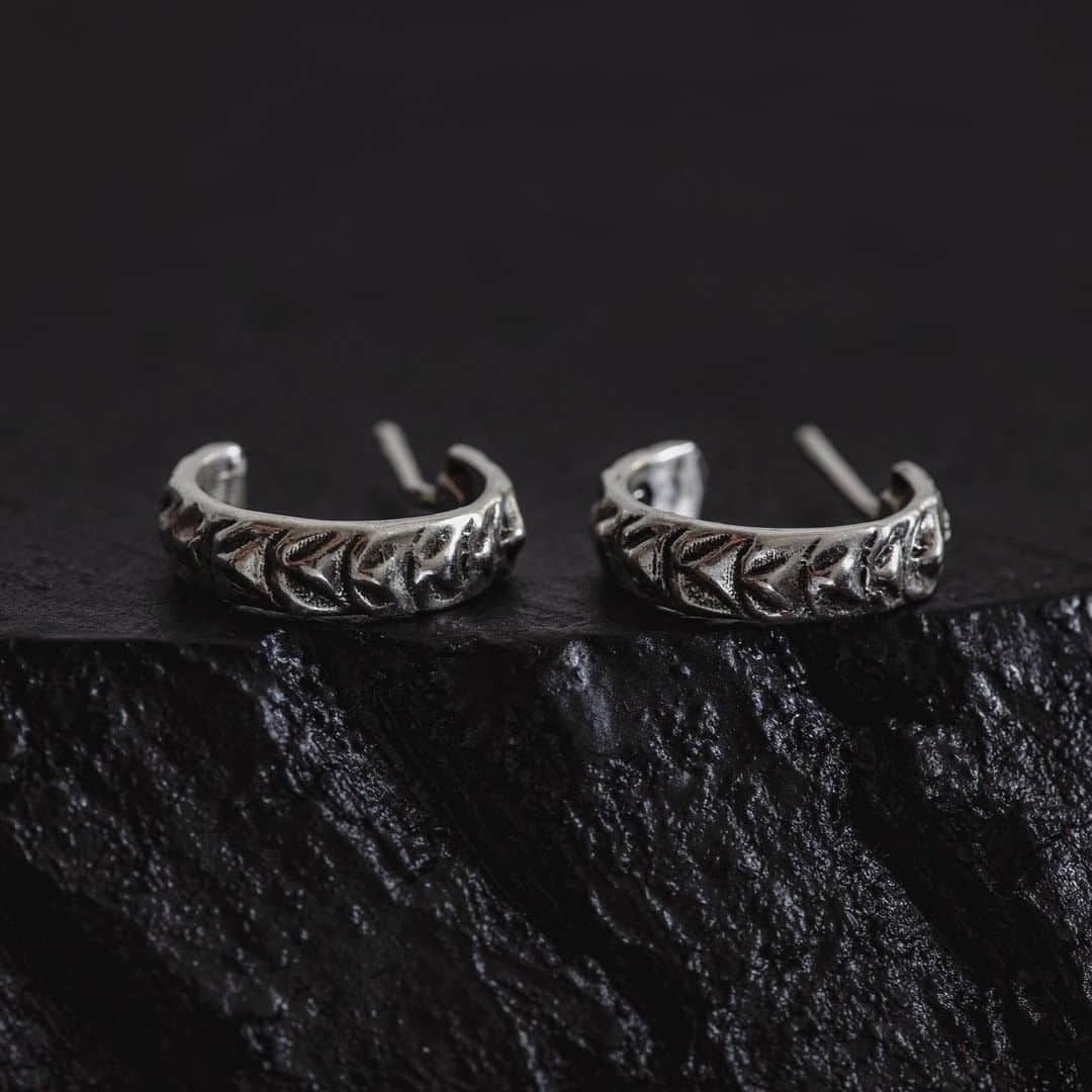のインスタグラム：「Cute but tough, elegant but a little bit dangerous - introducing the Dragon Spine Hoop Earrings by Alex Streeter. A scaled-down version of the classic Dragon Spine Ring, these hoop earrings are the embodiment of Tough Luxe. Curved spikes run down the middle of these tiny hoops, a nod to the pointed peaks of the Dragon’s spine. Bold and menacing, yet polished and smoothed to be made comfortable for everyday wear. #AlexStreeter」