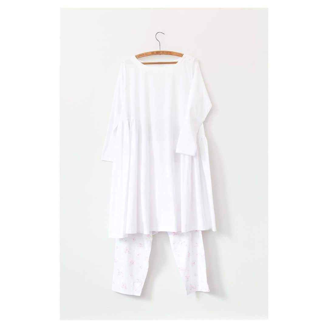 キャベジズ&ローゼズさんのインスタグラム写真 - (キャベジズ&ローゼズInstagram)「Have a wheely nice time with the Amelie Dress in White Organic Cotton 😄❤️ A loose fitting dress that is made to move. She has long sleeves and the most interesting asymmetrical gathers at the waist. Looks great paired with jeans, by herself or with the Terry Trousers👇Tap to shop Amelie and Terry now👇#whitesummerdress #organiccotton #organiccottonclothing #sustainableclothing #cottontrousers #hyggemoment #whitetrousers #cottondress #cabbagesandroses #cabbagesandrosesfashion @christina_strutt @cabbagesandroses_shop」6月10日 5時54分 - cabbages_and_roses